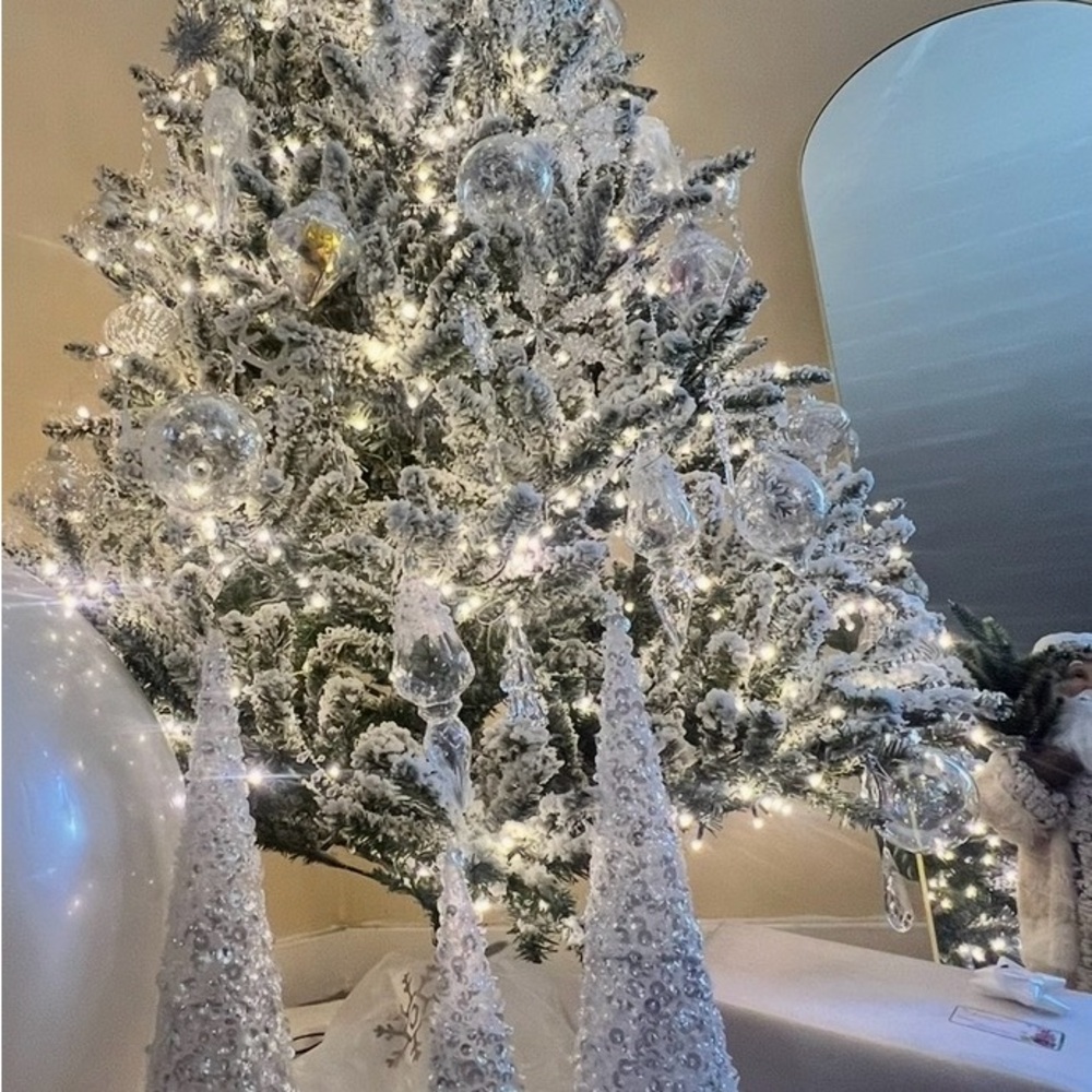 Selling my Christmas decor from last year